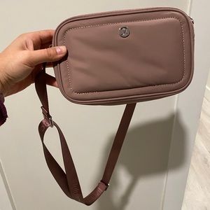 Lululemon 🍋 crossbody camera bag NWOT